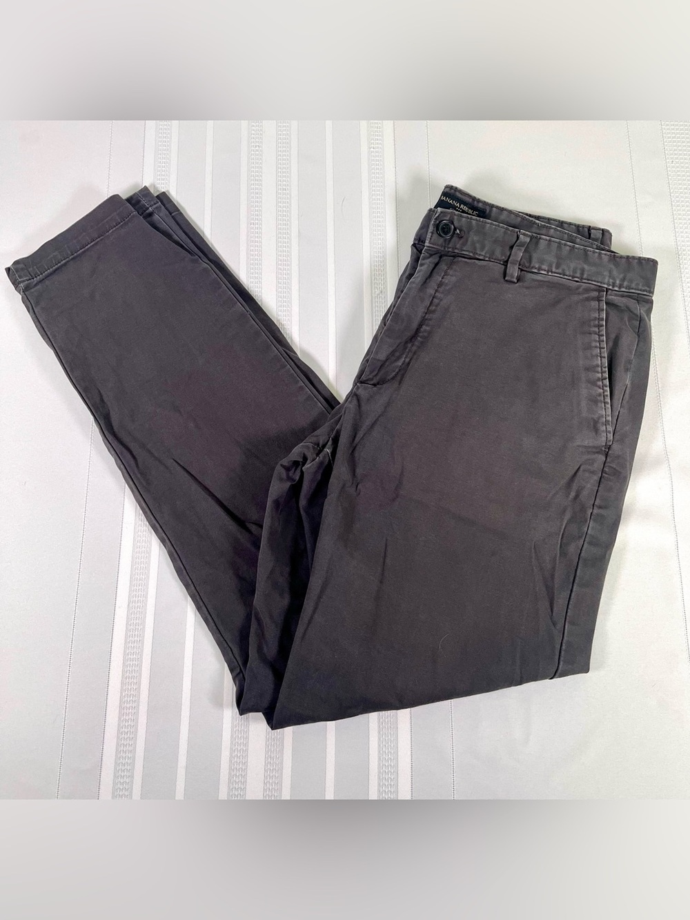 Banana Republic Athletic Fit Chino Pants Mens 33x32 Gray Slim Taper Stretch